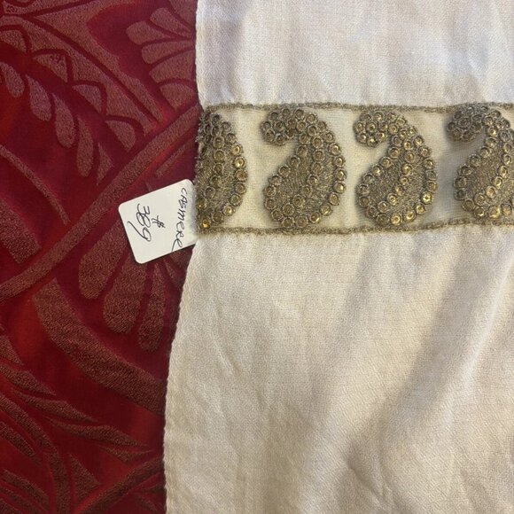 NWT Yatra Handcrafted Ivory Cashmere Pashmina w/ Gold Paisley Embellishment - Picture 3 of 3